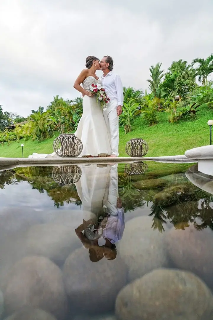 Novios junto a un espejo de agua