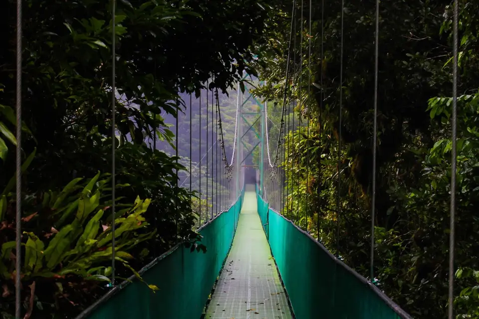 Hero: puente colgante turquesa