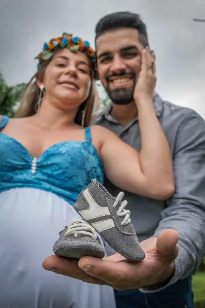 Pareja con zapatitos de bebé