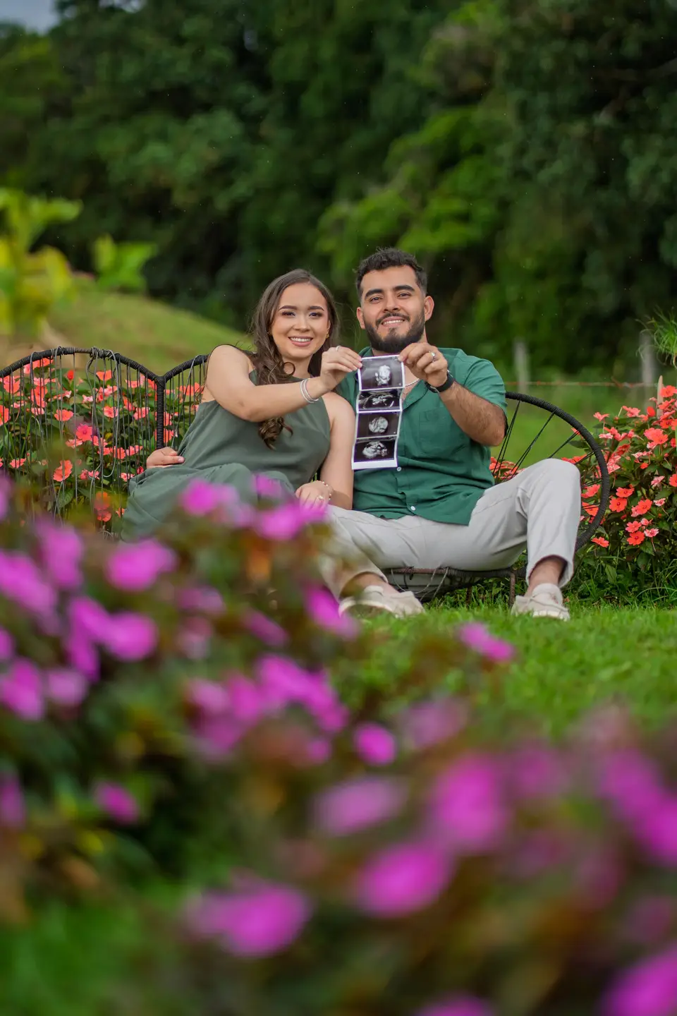 Pareja anunciando embarazo en jardín