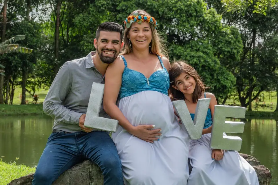 Familia junto a un estanque