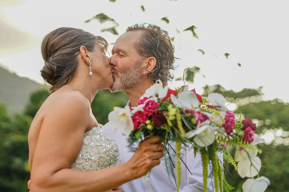 Novios con ramo rojo