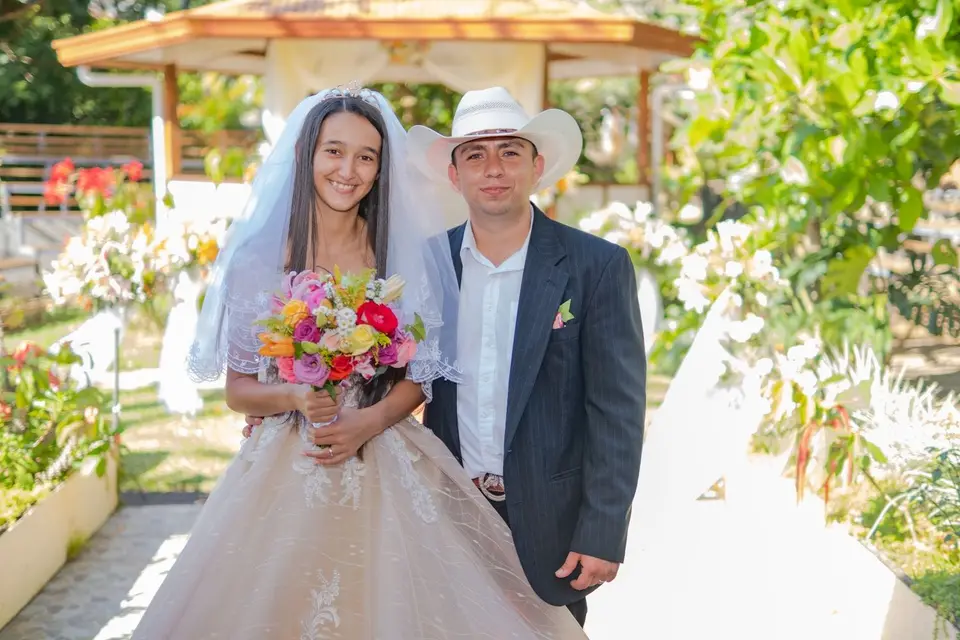 Novios bajo una pérgola