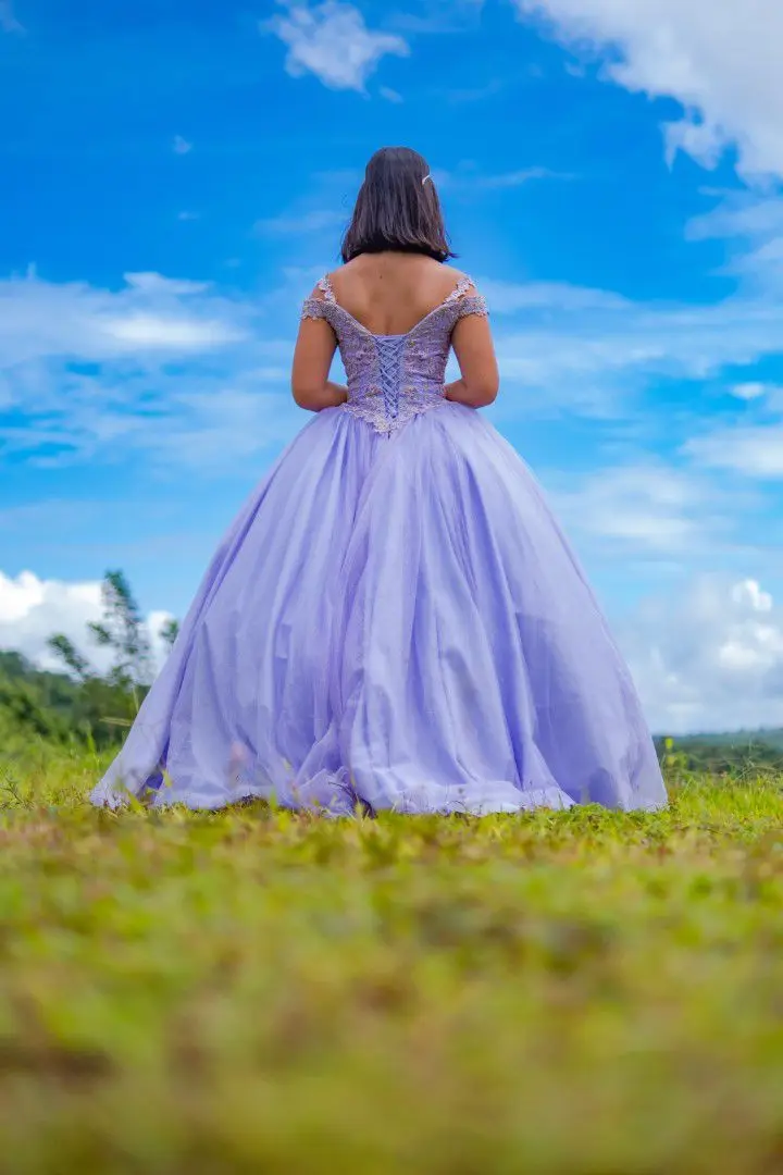 Vestido morado frente a las colinas