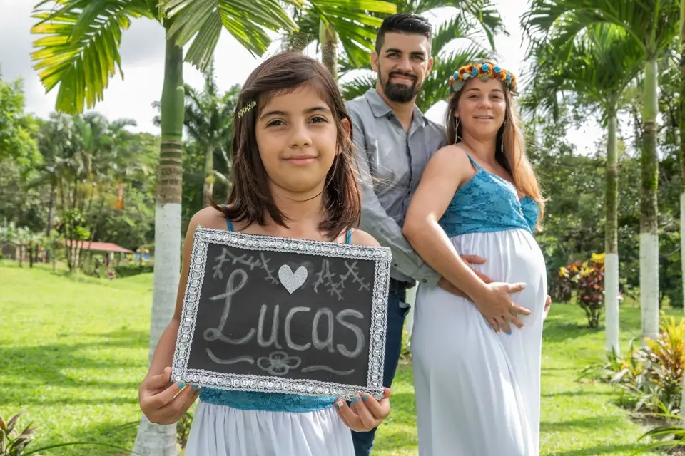 Niño con rótulo "Lucas"