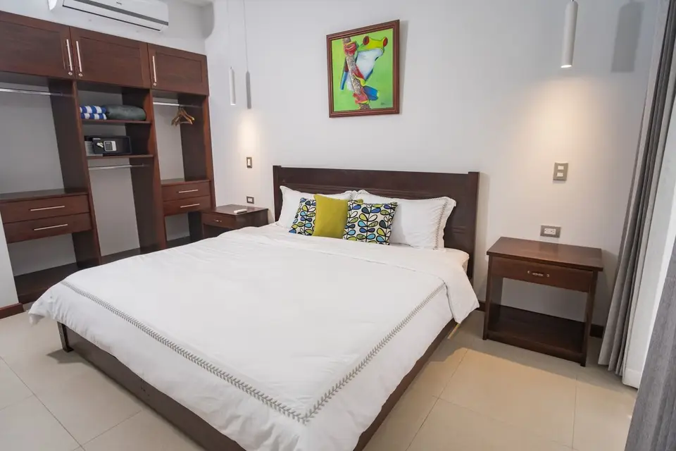 Habitación con ropa de cama blanca