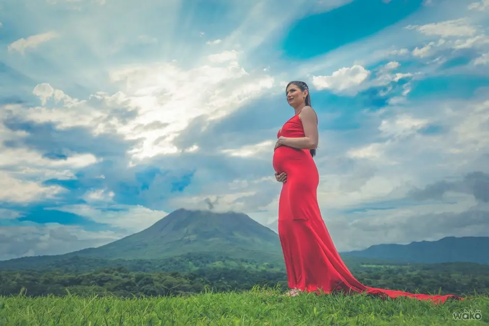 Embarazada con vestido rojo al atardecer