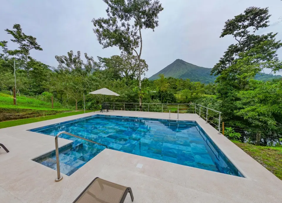 Piscina infinita frente a las montañas