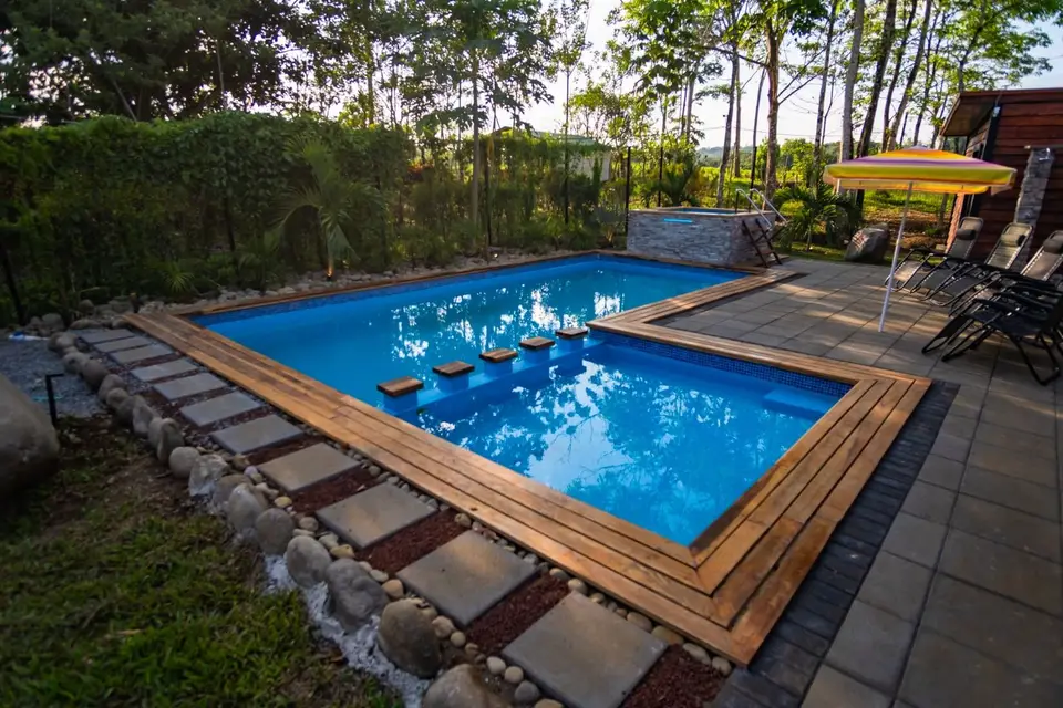 Piscina con deck de madera