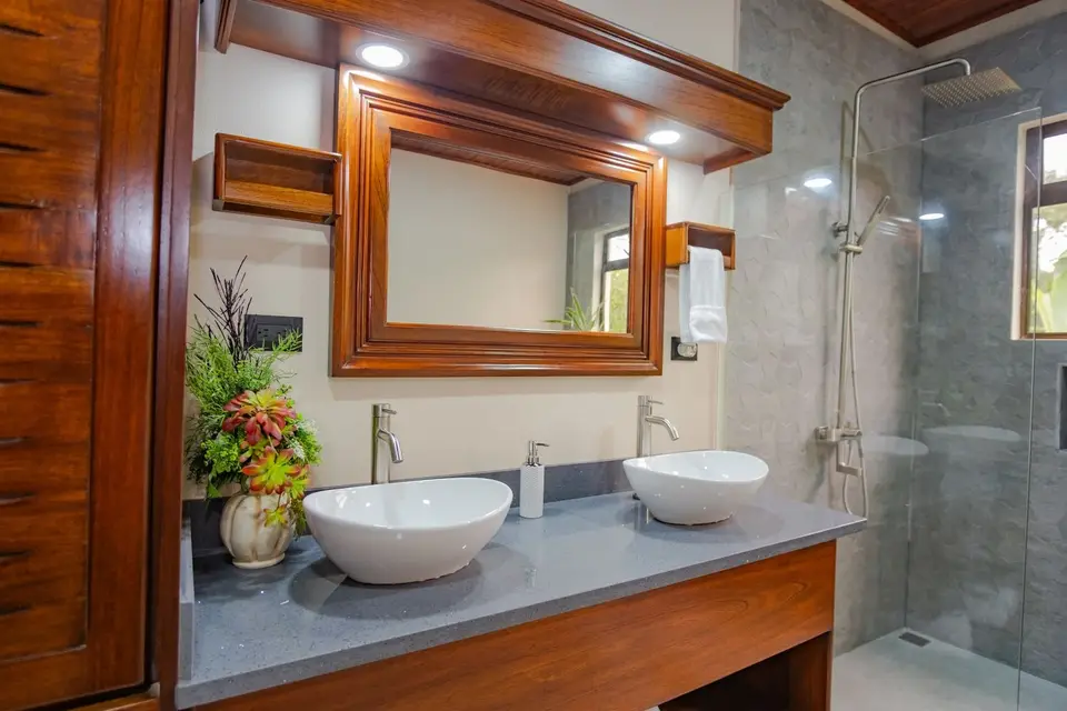 Baño con lavamanos de sobreponer