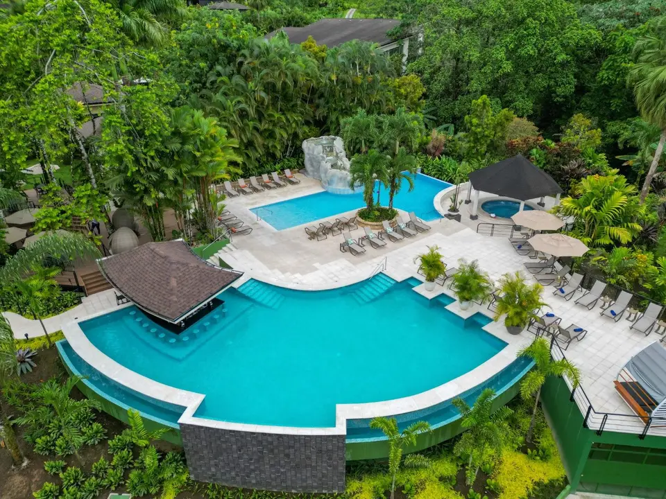 Vista aérea de piscinas turquesa