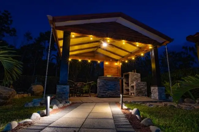 Terraza iluminada de noche