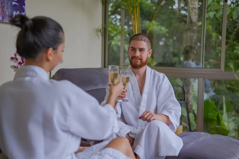 Sala de spa con vista al jardín