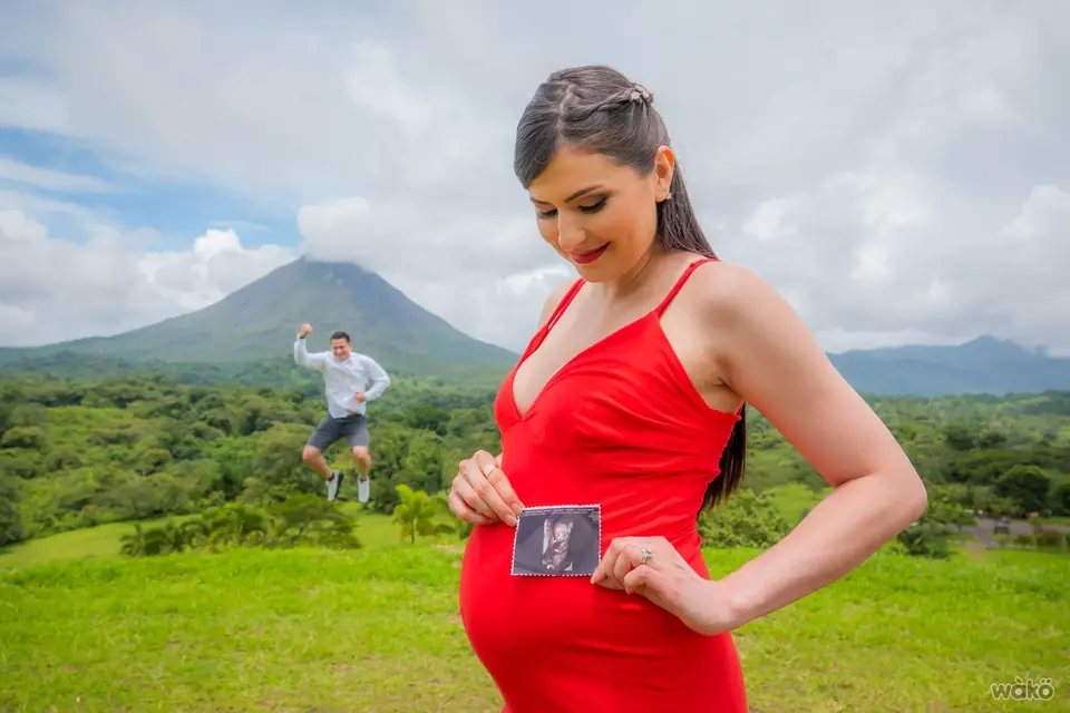 Pareja jugando en sesión de maternidad