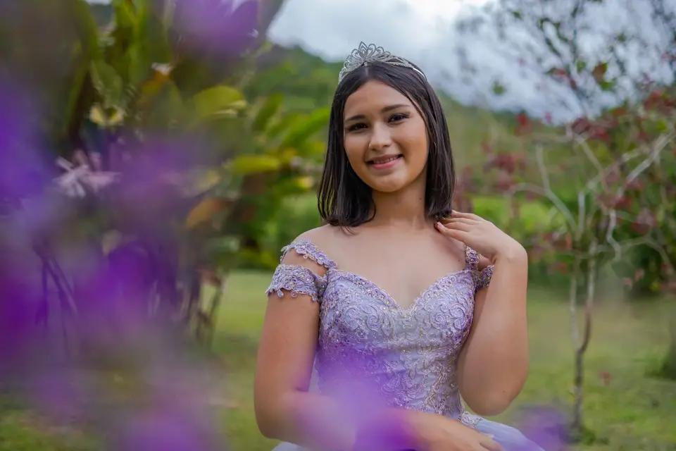 Quinceañera con vestido morado