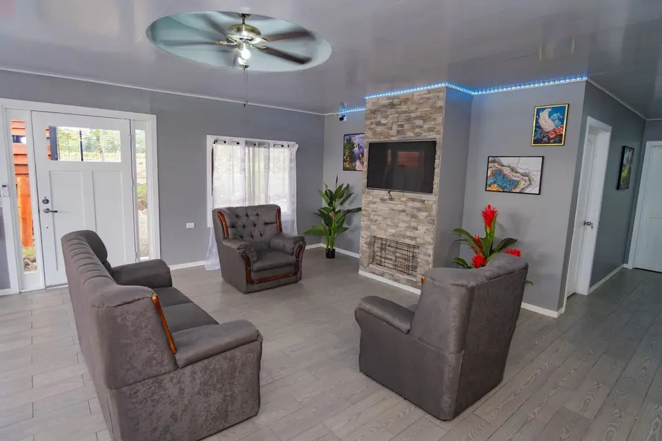 Lounge con pared de piedra