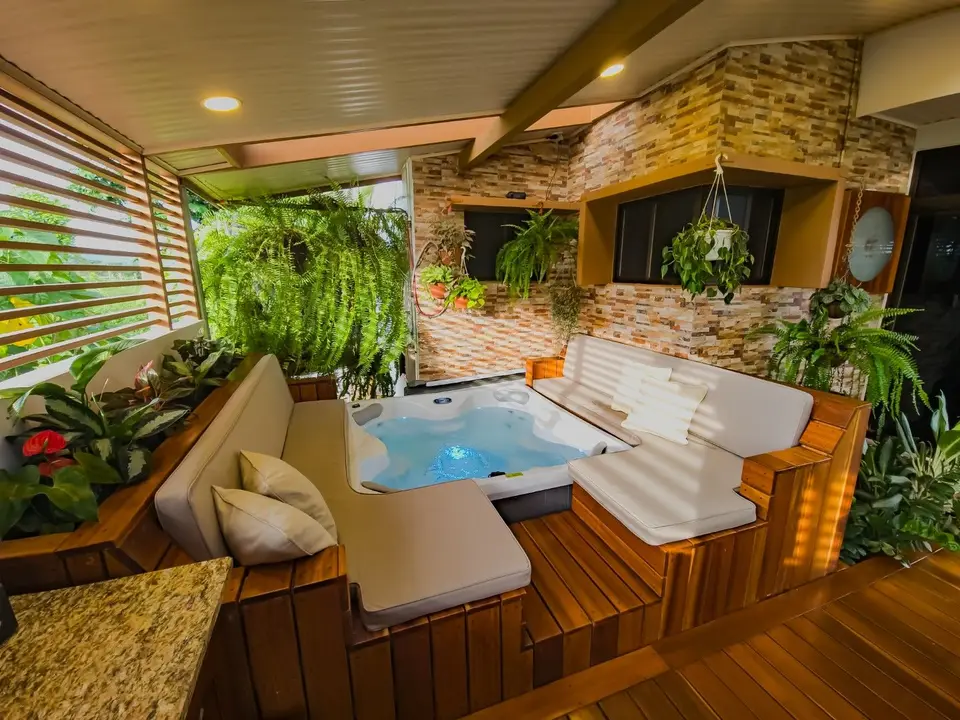 Spa con piedra y plantas colgantes