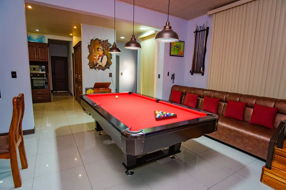 Sala de juegos con mesa de pool