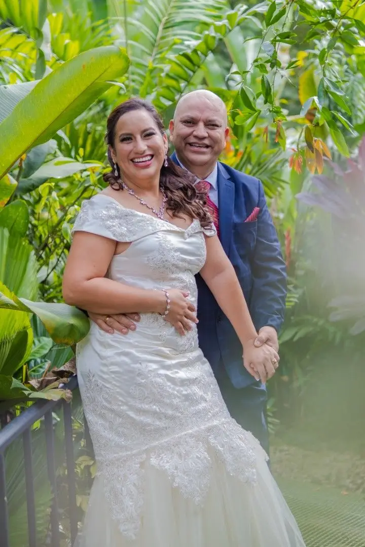Recién casados en jardín tropical