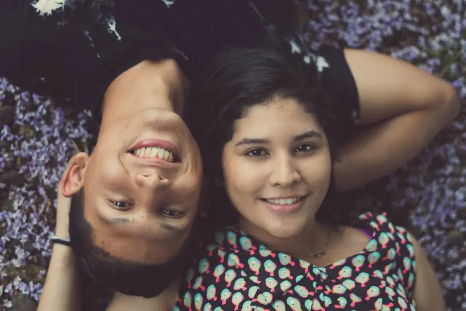 Pareja sonriendo en el zacate