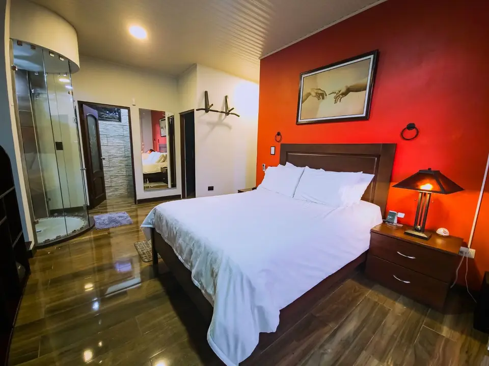 Habitación con pared roja
